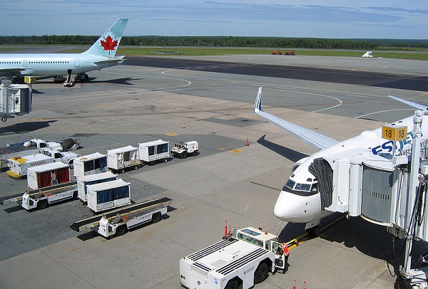  O pátio de aeronaves visto da sala de observação do último andar, Aeroporto Internacional Halifax, Canadá. 